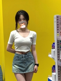 希希  158.C.45.21歲  別看她瘦小 但是胸是真材實料